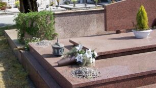 Raid al cimitero di Seregno:le tombe profanate sono 230