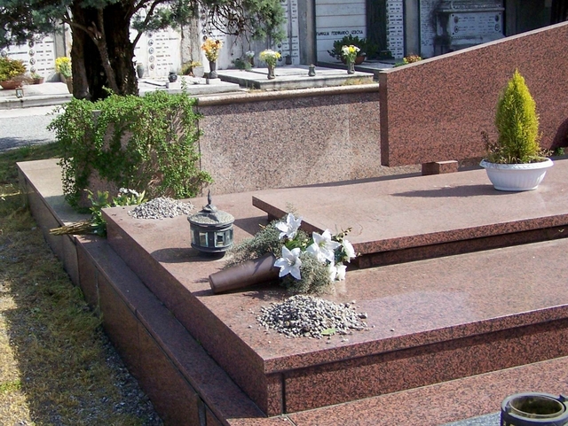 Raid al cimitero di Seregno:le tombe profanate sono 230