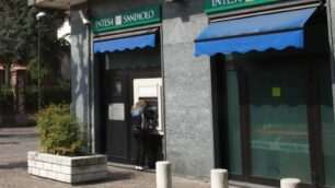 Concorezzo, placca al bancomatper prelevare i soldi degli altri