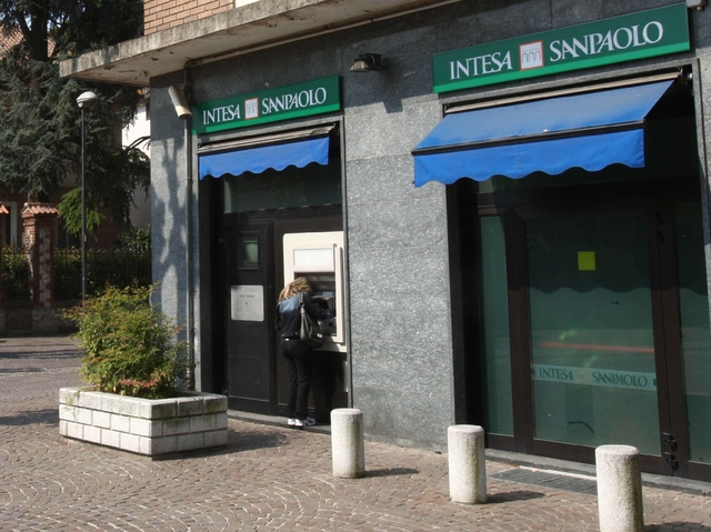 Concorezzo, placca al bancomatper prelevare i soldi degli altri