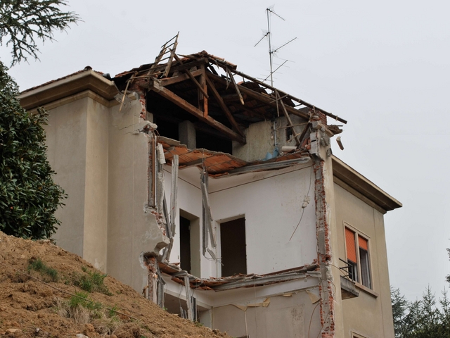 Meda, ecomostri in via AgratiLe ruspe abbattono villa Giorgetti