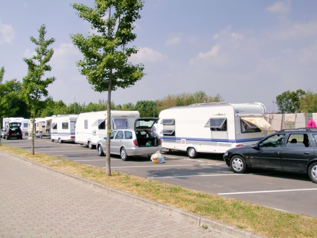 Giussano, carovana di nomadiin città: ordinanza di sgombero