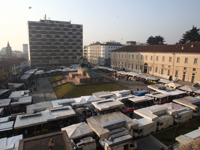 Monza, mercato piazza Trento:un emendamento per cacciarlo