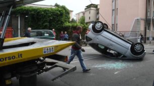 Monza, contro auto in sostaClasse A si ribalta: donna ferita