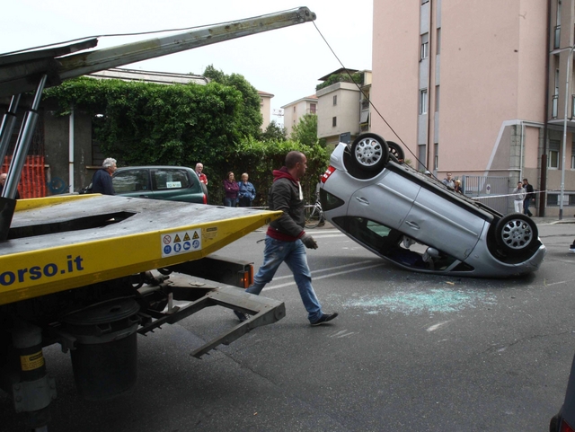 Monza, contro auto in sostaClasse A si ribalta: donna ferita