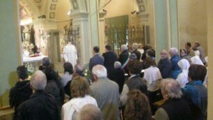 Casnigo, fedeli in pellegrinaggio per la veste di Giovanni Paolo II