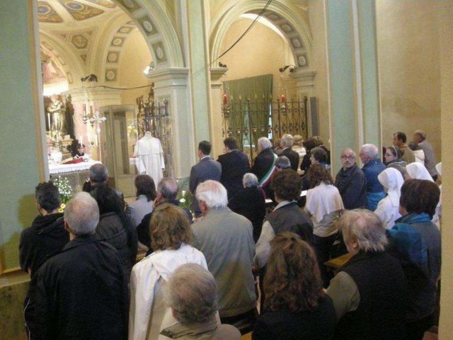 Casnigo, fedeli in pellegrinaggio per la veste di Giovanni Paolo II