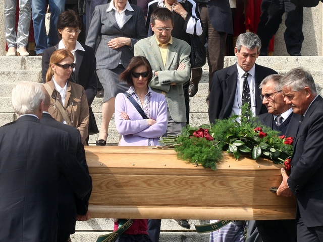 Verano, folla ai funerali di mammaNespoli: Paolo manda una lettera