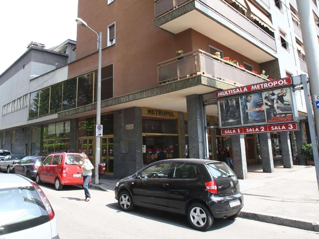 Monza, chiude il cinema MetropolE i negozianti vogliono il posteggio