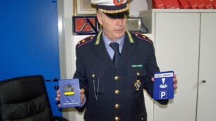 Seregno, dischi orari con orologioe la sosta non scade: sequestro