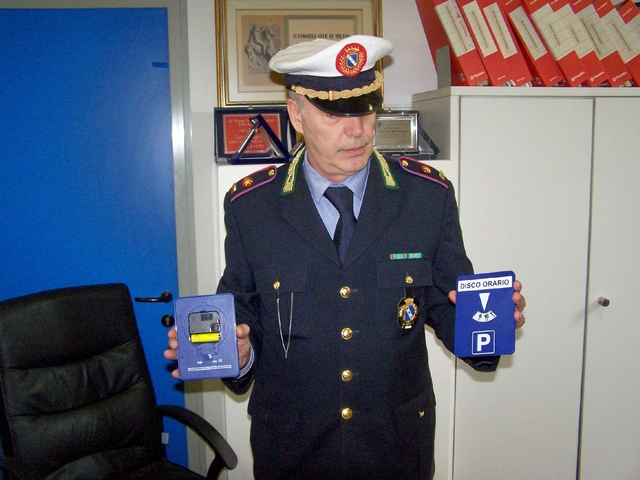 Seregno, dischi orari con orologioe la sosta non scade: sequestro