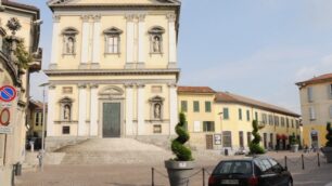 Carate, il posto a sedere in chiesa?Solo con il pass. Nonni protestano