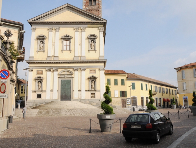 Carate, il posto a sedere in chiesa?Solo con il pass. Nonni protestano