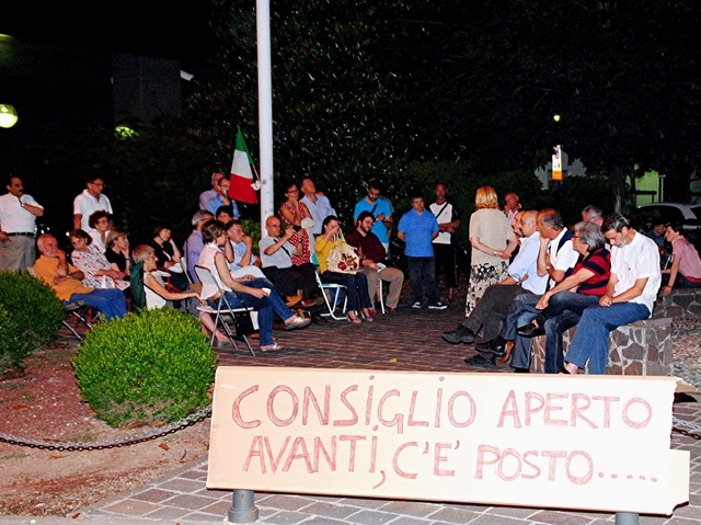 Lissone, il consiglio comunaletrasloca davanti al municipio