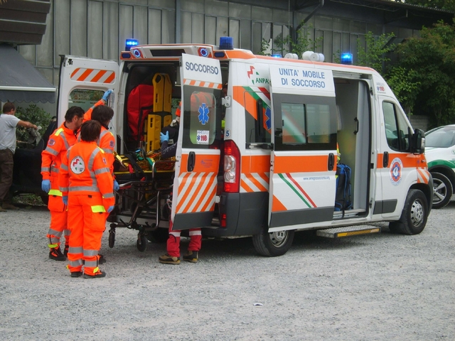 Giussano, ”vola” dal tetto di barMiracolato: prognosi 30 giorni