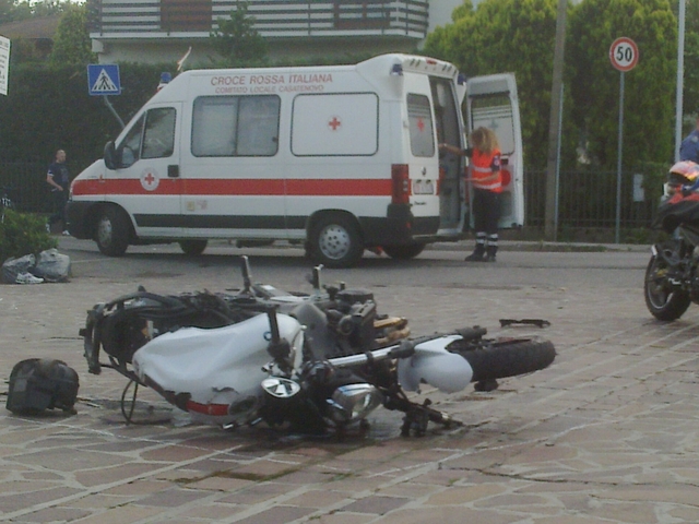 Centauro lissonese contro autoA Como in ospedale: è molto grave