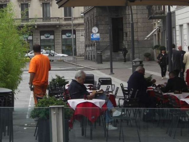 Monza, il bar in piazza del politicofa spostare un banco del mercato