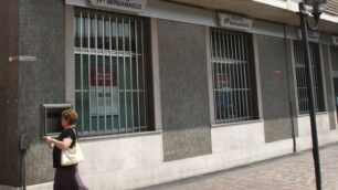 Rapina in banca in pieno centroBrugherio, due uomini armati