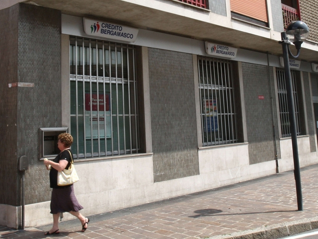 Rapina in banca in pieno centroBrugherio, due uomini armati