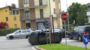 Lesmo, si ribalta una macchina:conducente illeso, traffico in tilt