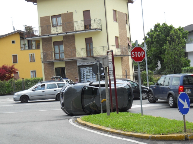 Lesmo, si ribalta una macchina:conducente illeso, traffico in tilt