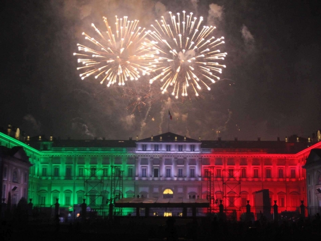 Monza, i fuochi dopo le polemicheMigliaia di persone in villa Reale