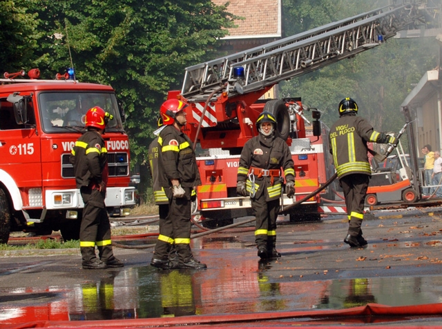 Incendio nella concessionariaVigili del fuoco a Vimercate