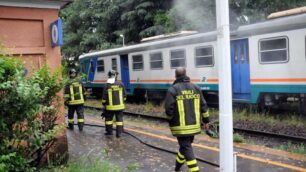 Besana Brianza: fiamme sul trenoOltre duecento pendolari a terra