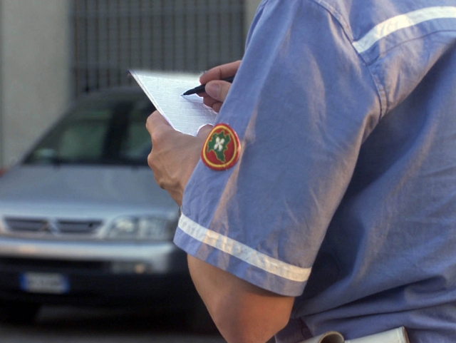 Al cellulare per concorso a premiNova, vigile non fa sconti: multa