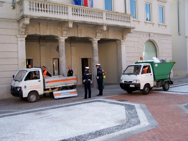 Seregno, sfonda finestrino autoper rubare soldi: arrestato