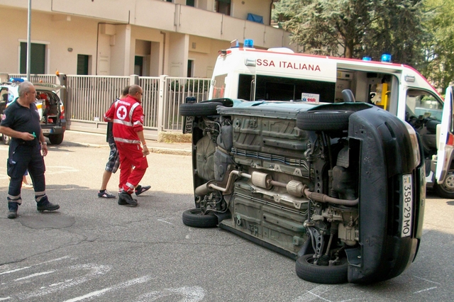 Seregno, incidente all’incrocioPunto di un desiano si ribalta