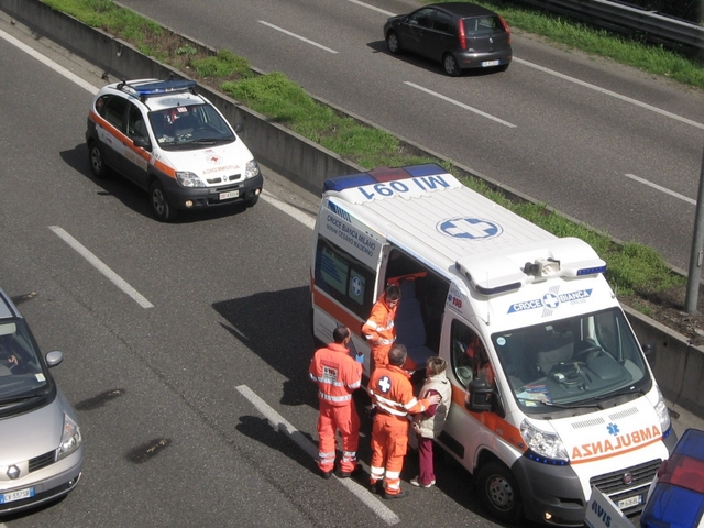 Pneumatico oltre il guard railAutomobilista centrato in pieno