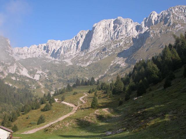 Cai: gita al rifugio Cassinellial cospetto della Presolana