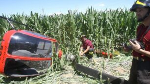 Precipita elicottero a BiassonoSoccorsi immediati ma piloti illesi