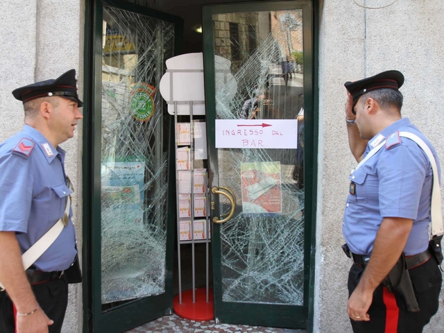 Monza, folle corsa nella notteAuto si schianta contro un bar