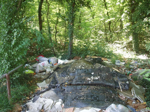 Tra Misinto e Cogliate discaricaa cielo aperto: scarti edili e altro