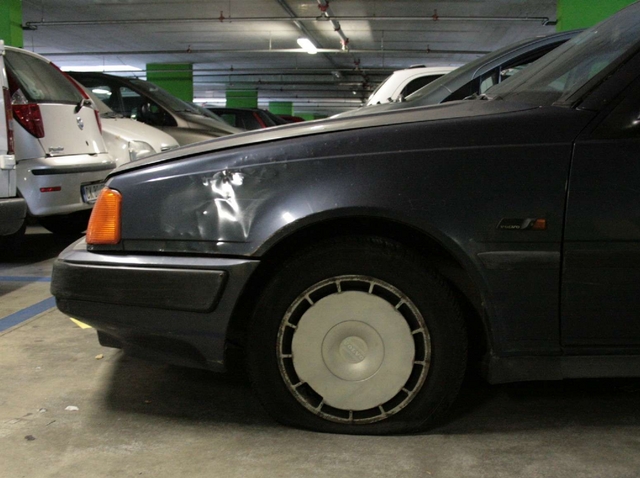 Seregno: gomme tagliatea sei vetture nell’autosilo