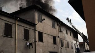 Cesano, incendio in una corteCase in fumo, solo feriti lievi