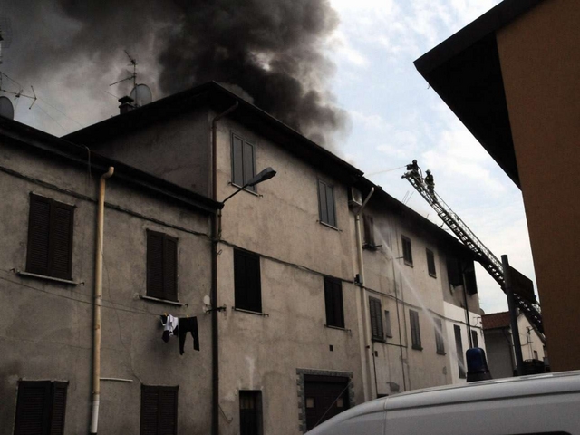 Cesano, incendio in una corteCase in fumo, solo feriti lievi