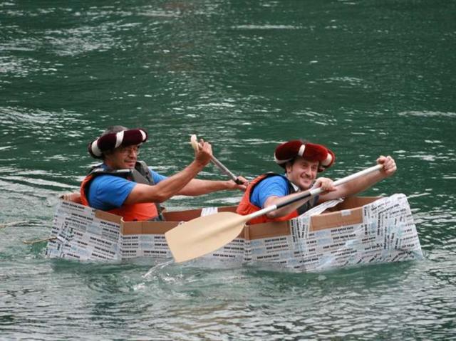 Canoe di cartonesul fiume Adda