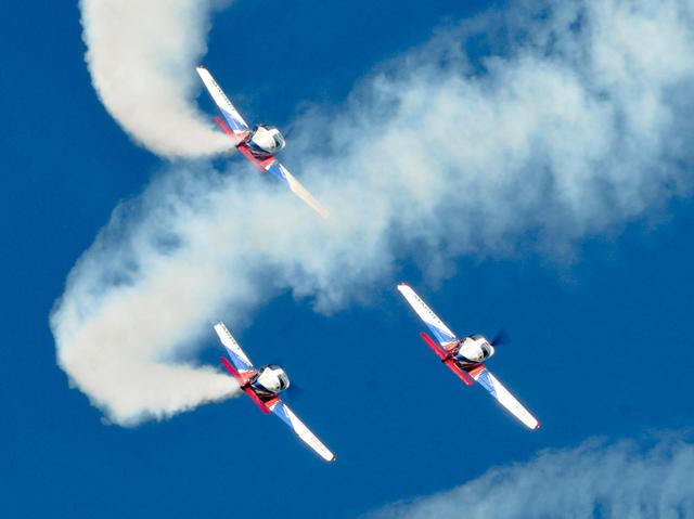 Lovere, tutti a guardare il cieloCi sono le acrobazie degli aviatori