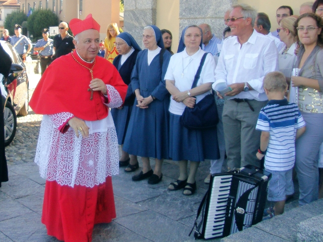 Renate, l’abbraccio della comunitàal cardinale Dionigi Tettamanzi