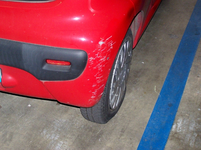 Seregno, piazza Risorgimento:un parcheggio in mano ai vandali