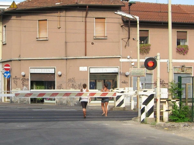 Paderno, sbarre abbassateMulta salata a chi attraversa