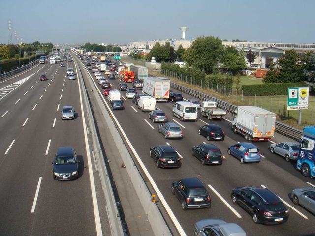 Camion si ribalta e perde il caricoCode sulla A4 a Cavenago Brianza