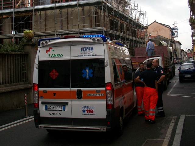 Seregno: tragedia sfiorataTubo colpisce muratore al busto