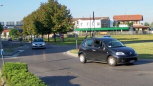 Seregno: scooterista stuntmanSfonda parabrezza e si rialza