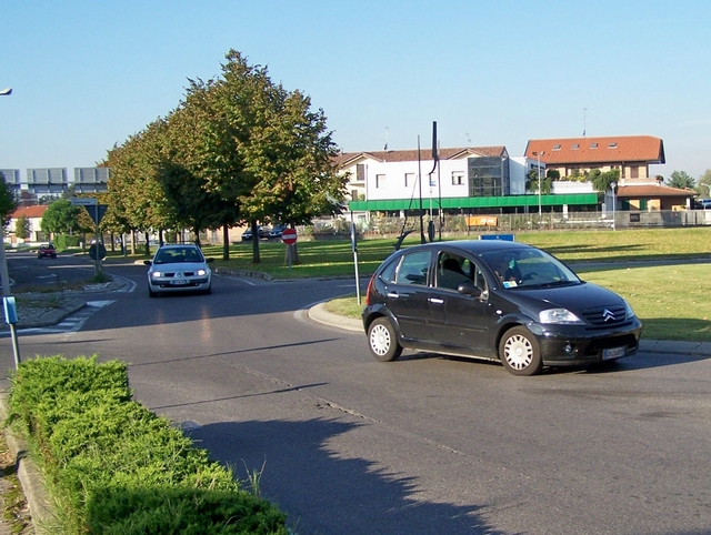 Seregno: scooterista stuntmanSfonda parabrezza e si rialza