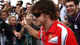 I tifosi caricano subito AlonsoTripudio all’arrivo nel paddock