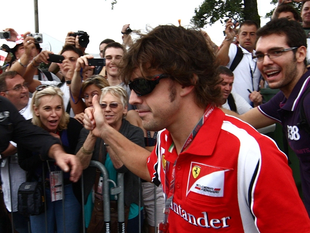 I tifosi caricano subito AlonsoTripudio all’arrivo nel paddock